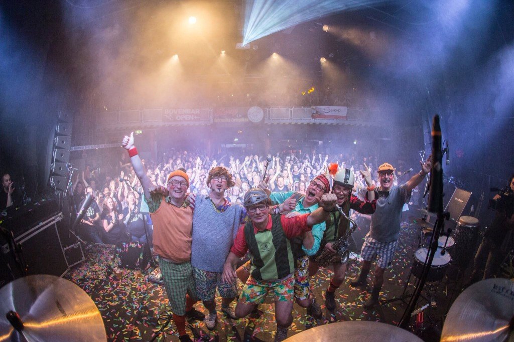 Harry en de Gebroeëke Zwiêgelkes op het podium voor een feestend publiek